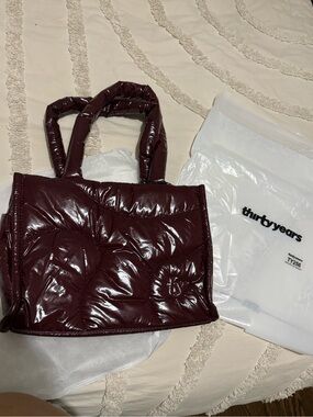Thirtyyears Shiny Quilted Tote in Deep Wine